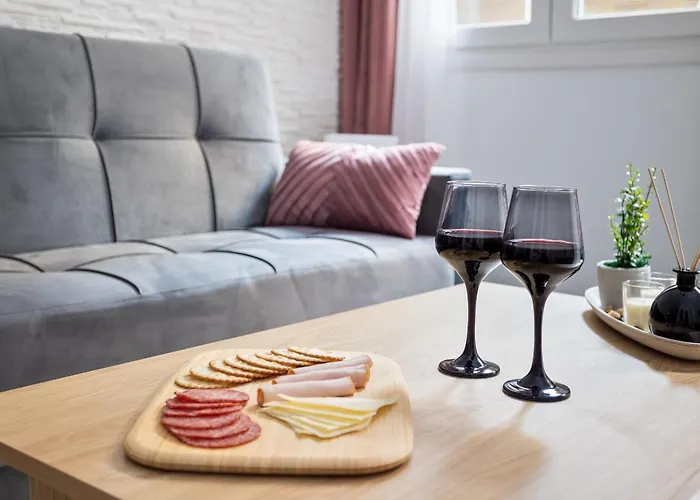New Glamorous Apartment In Downtown