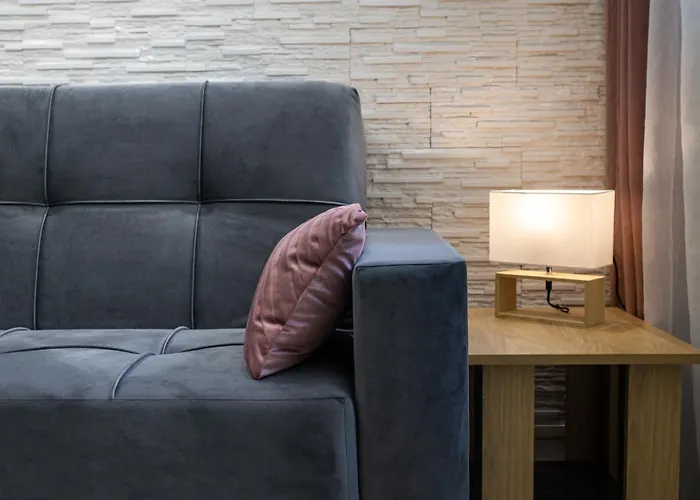 New Glamorous Apartment In Downtown